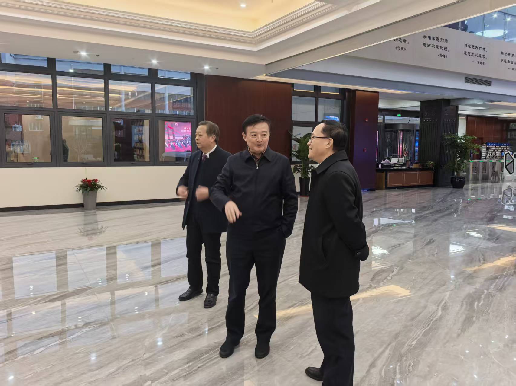 参观2.jpg 参观2.jpg